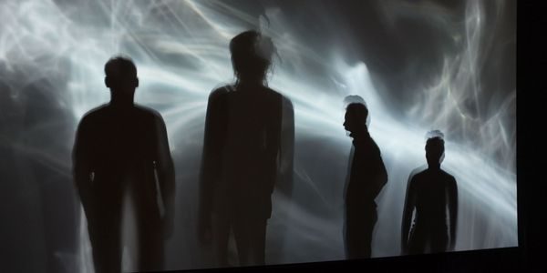 Fire silhuetter mot en hvit-sort bakgrunn