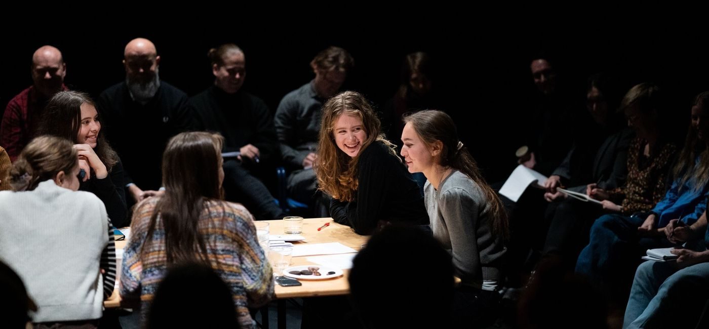 Ungdommer snakker sammen mens de sitter ved et bord