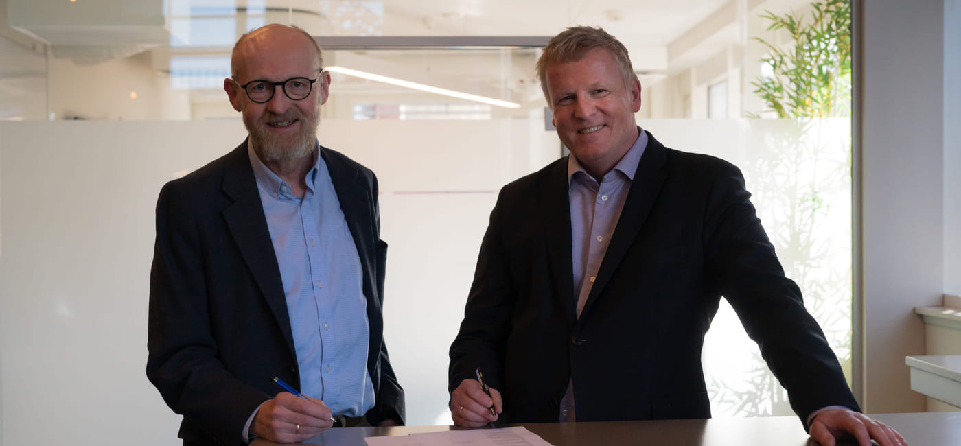 To menn står ved et bord