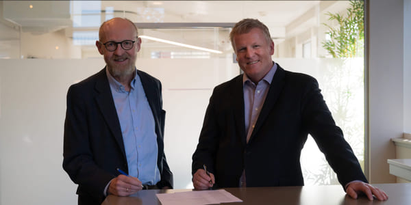 To menn står ved et bord