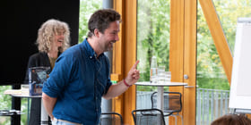 En mann og en kvinne står på en scene og smiler