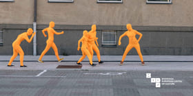 Fem personer kledd fra topp til tå i oransje går på en gate.