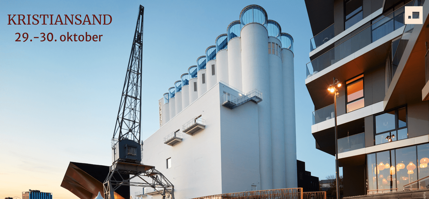 Kunstsilo i Kristiansand sett fra siden. På bildet står det "Kristiansand" og "29.-30. oktober"