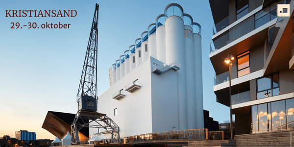 Kunstsilo i Kristiansand sett fra siden. På bildet står det "Kristiansand" og "29.-30. oktober"