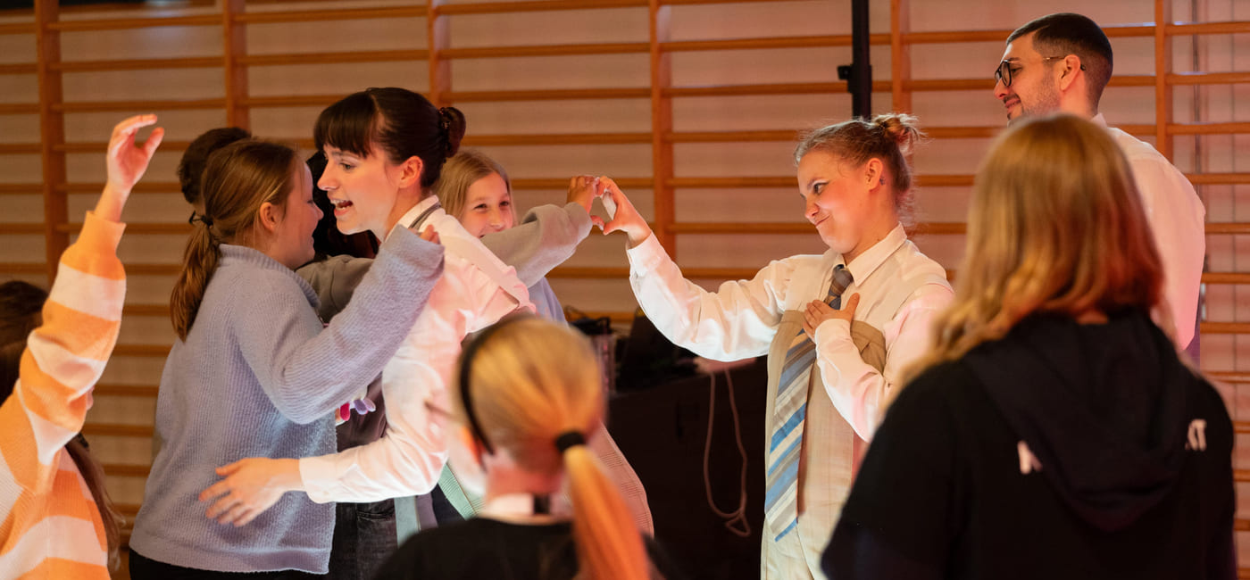 Tre skuespillere prater med publikummere