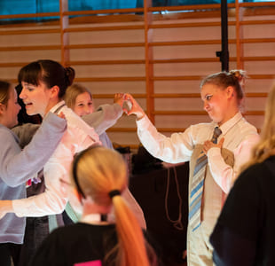 Tre skuespillere prater med publikummere