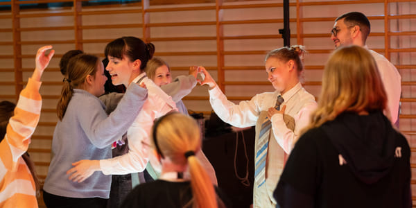 Tre skuespillere prater med publikummere