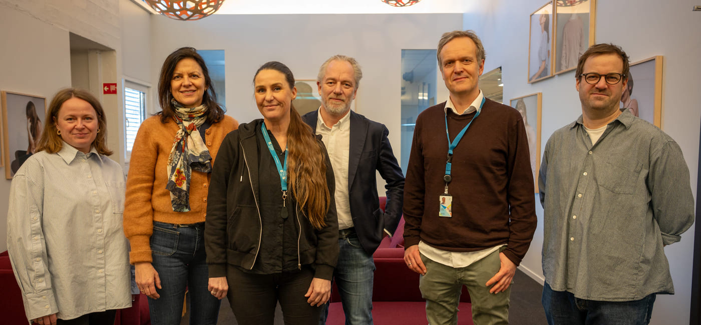 Seks mennesker står på rekke