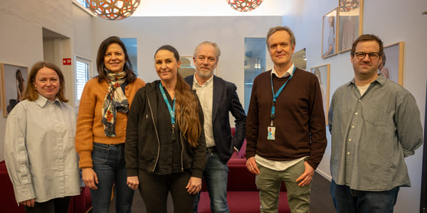 Seks mennesker står på rekke