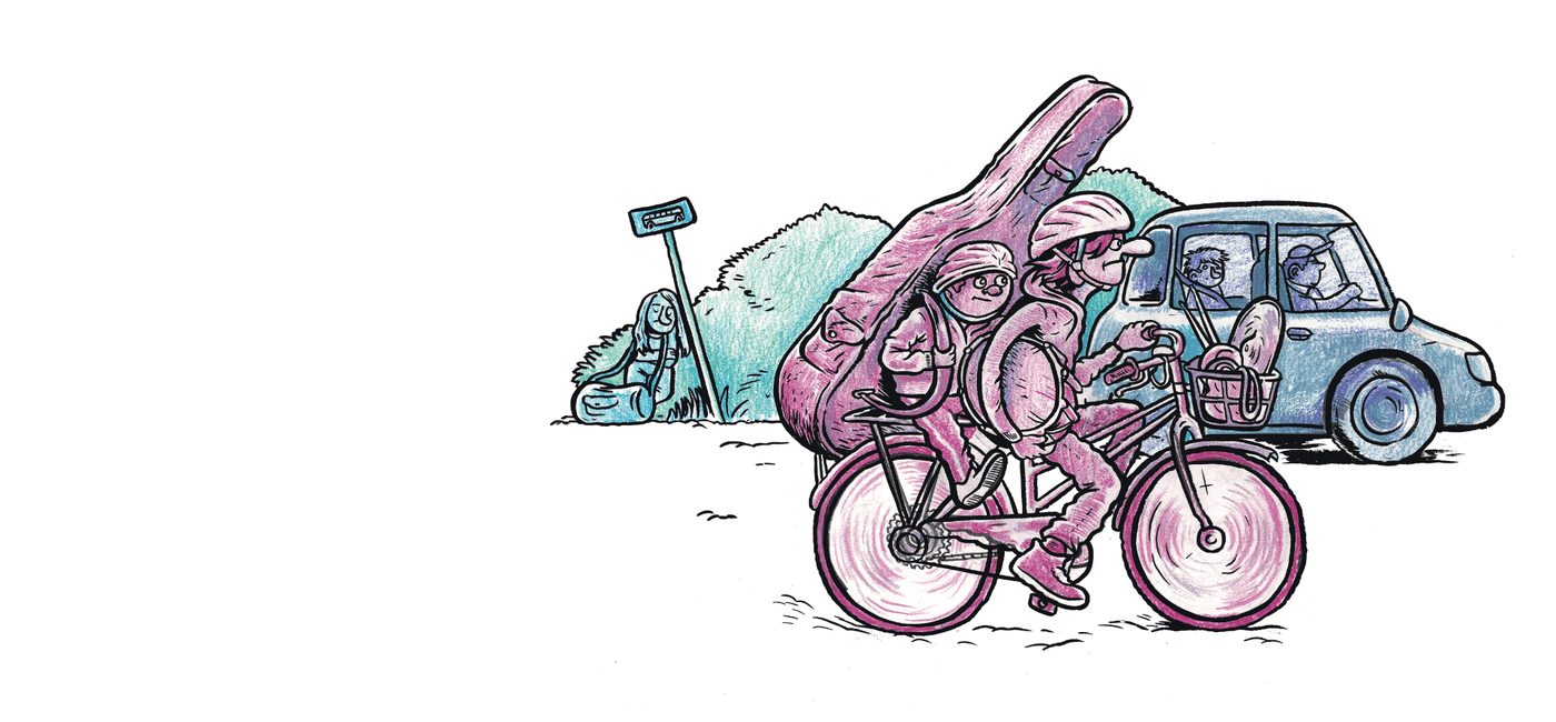 En person på sykkel med en tromme under armen, og et barn på bagasjebrettet med en stor instrumentkasse på ryggen. Tegning.