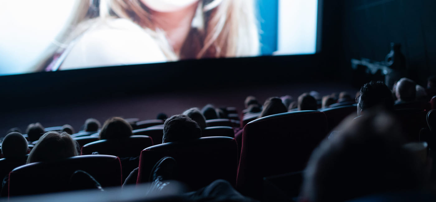 Ungdommer ser på film i en kinosal