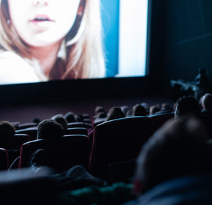 Ungdommer ser på film i en kinosal