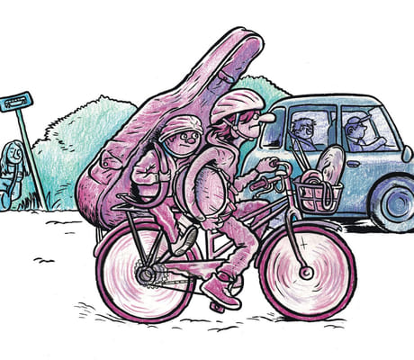 En person på sykkel med en tromme under armen, og et barn på bagasjebrettet med en stor instrumentkasse på ryggen. Tegning.