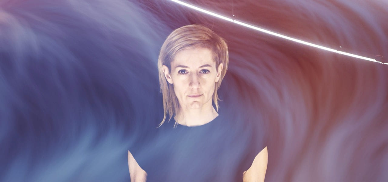 en dame ser fremover