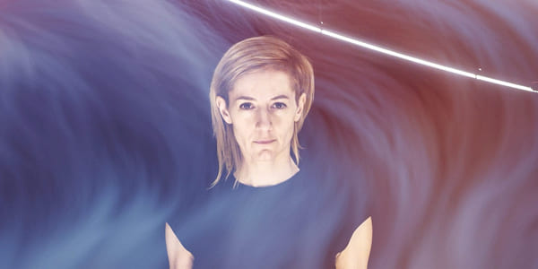 en dame ser fremover