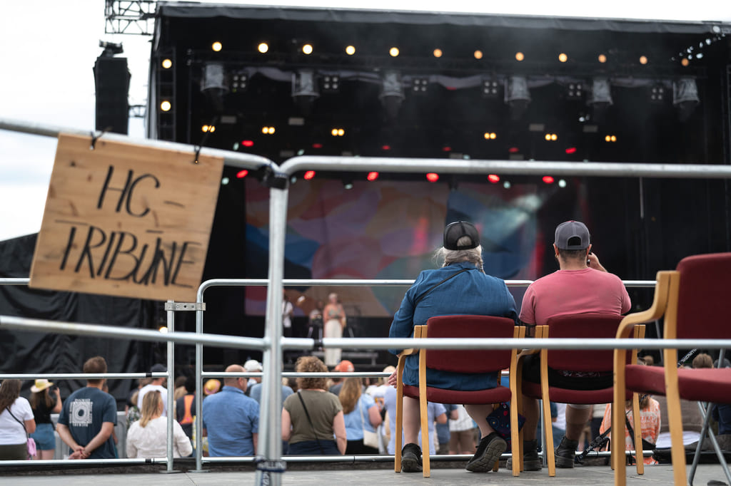 Festivalgjengere på HC-tribune ser mot scenen.