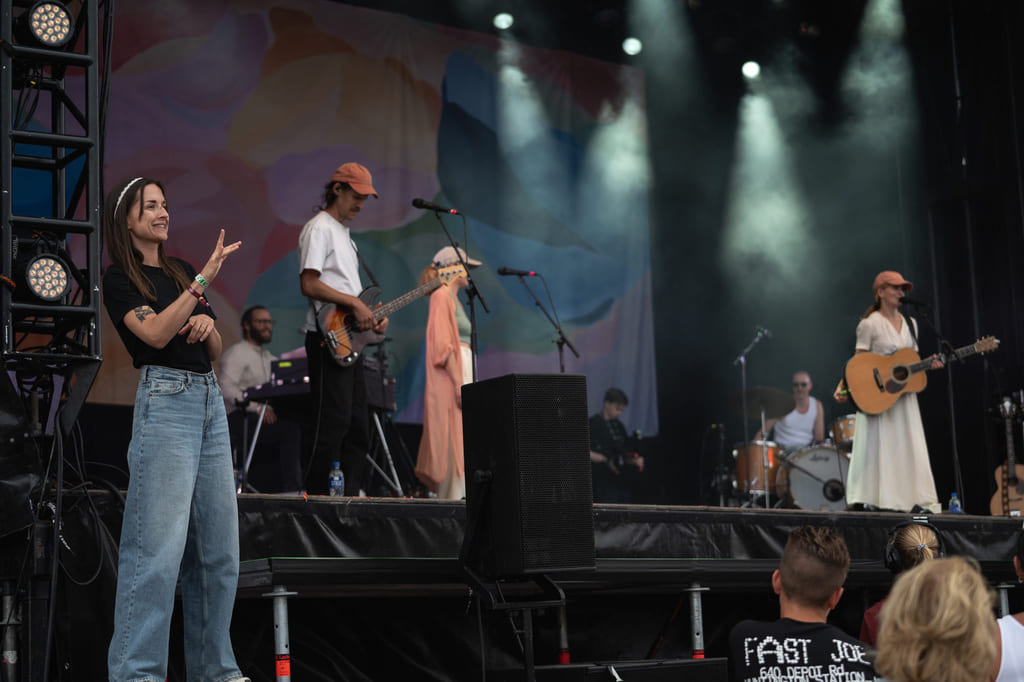 Artist og tegnspråktolk på scenen under konsert.