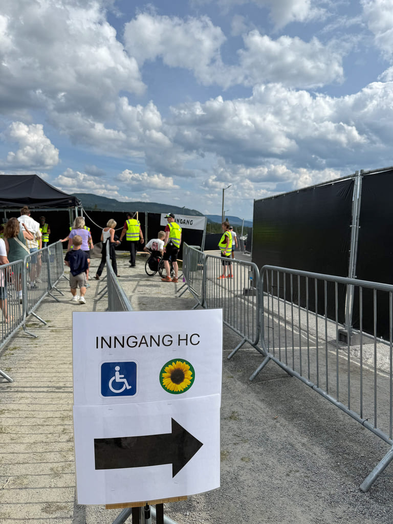 HC-inngang merket med skilt og solsikkesymbol.