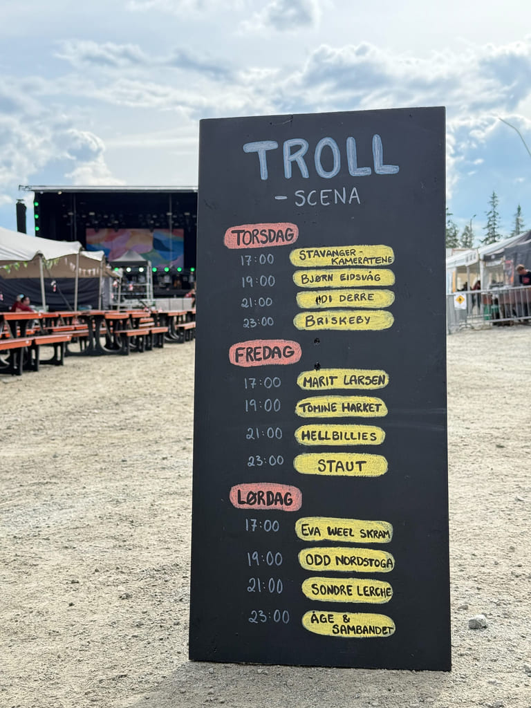 Tavle med program for Trollscena fredag og lørdag.