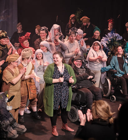 Stor gruppe mennesker samlet på scenen.