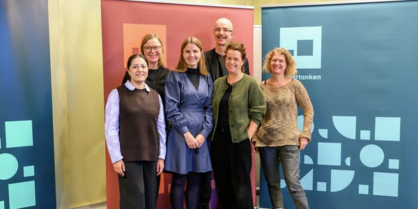 Gruppebilde av fem personer. De står foran tre fargrike roll-ups i Kulturtankens farger.