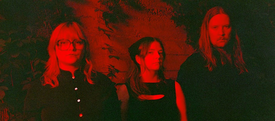 Portrettbilde av de tre medlemmene i bandet Ævestaden