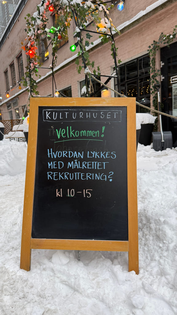 Skilt utendørs med teksten “Velkommen! Hvordan lykkes med målrettet rekruttering?”.