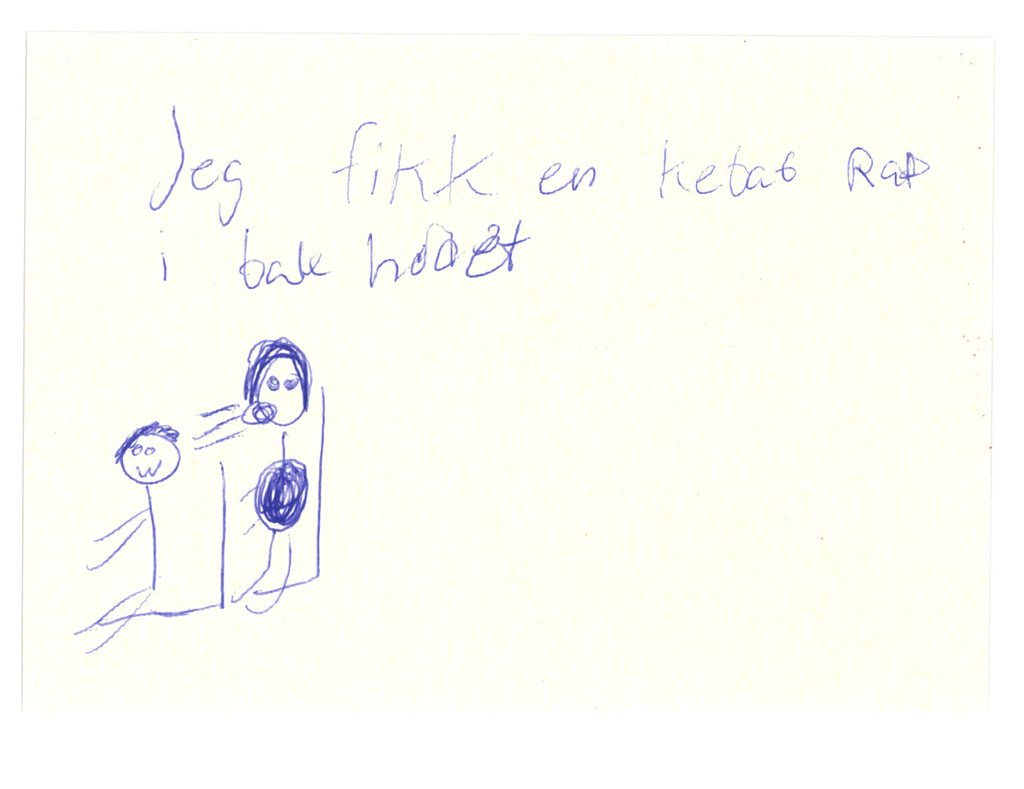 Tegning med blå penn på hvitt ark av to personer som sitter bak hverandre med teksten 