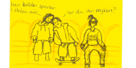 Gul plakat med tegning av tre personer. En lener seg mot en annen. Hun som lener seg sier: Ser du den røyken? Hun andre sier "Han kidden sparker i stolen min"
