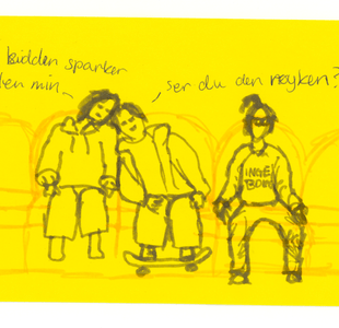 Gul plakat med tegning av tre personer. En lener seg mot en annen. Hun som lener seg sier: Ser du den røyken? Hun andre sier "Han kidden sparker i stolen min"