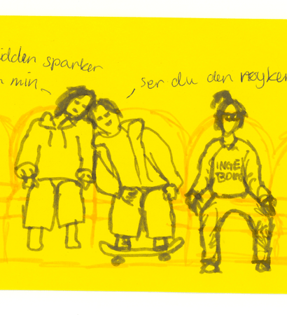 Gul plakat med tegning av tre personer. En lener seg mot en annen. Hun som lener seg sier: Ser du den røyken? Hun andre sier "Han kidden sparker i stolen min"