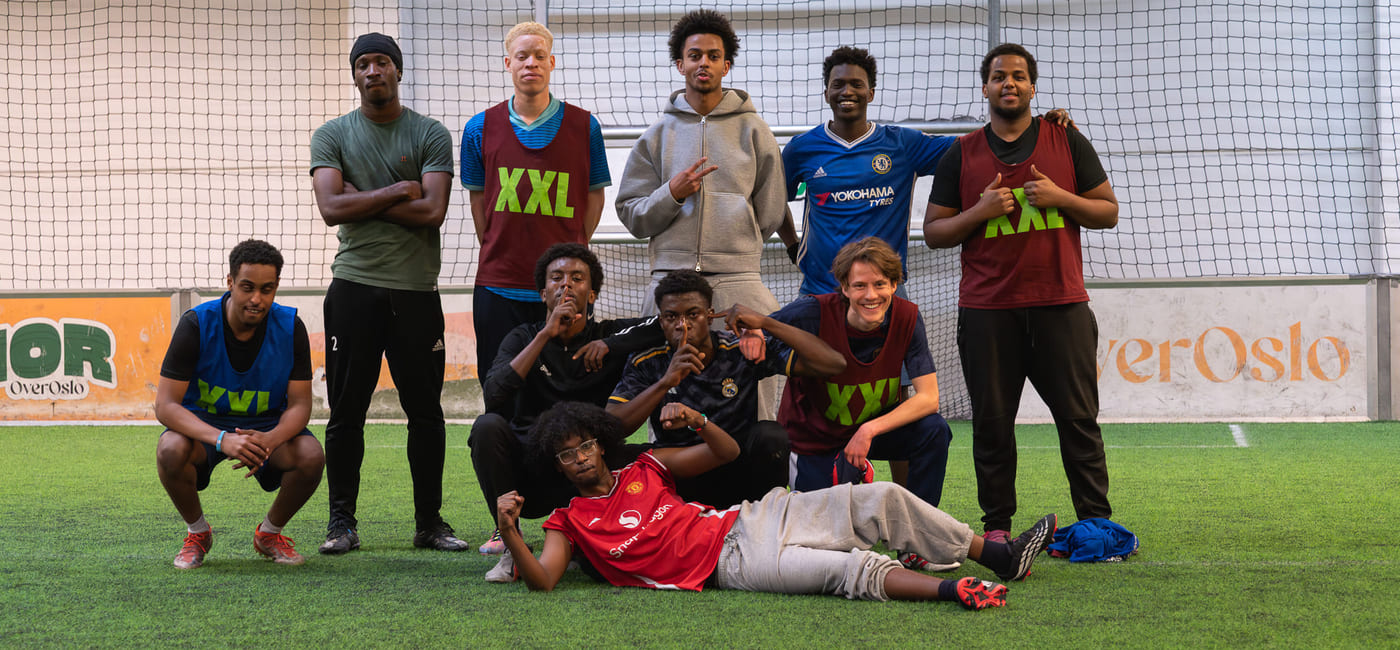 Gruppebilde av 10 unge menn i fotballdrakter.