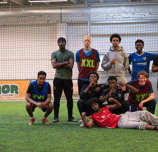 Gruppebilde av 10 unge menn i fotballdrakter.