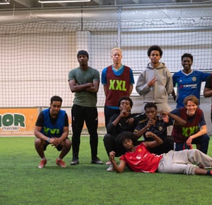Gruppebilde av 10 unge menn i fotballdrakter.