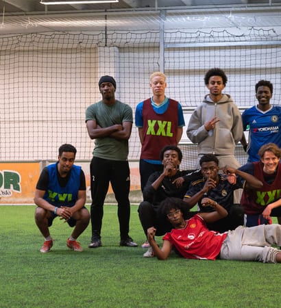 Gruppebilde av 10 unge menn i fotballdrakter.