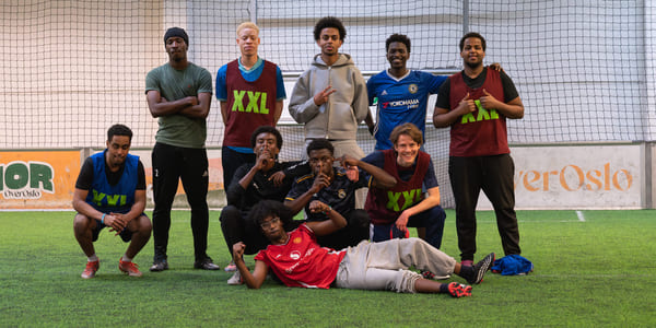 Gruppebilde av 10 unge menn i fotballdrakter.