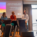 Paneldebatt om kontroversiell kunst og ytringsfrihet på Norsk Internasjonal Filmfestival, med fem foredragsholdere på scenen.