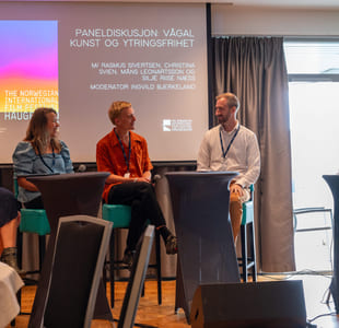 Paneldebatt om kontroversiell kunst og ytringsfrihet på Norsk Internasjonal Filmfestival, med fem foredragsholdere på scenen.