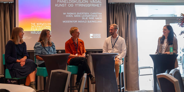 Paneldebatt om kontroversiell kunst og ytringsfrihet på Norsk Internasjonal Filmfestival, med fem foredragsholdere på scenen.
