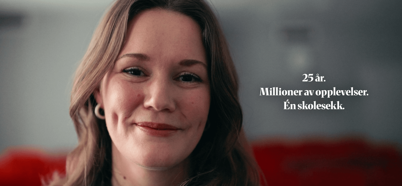 Nærbilde av smilende kvinne foran tomme, røde stolrader. Tekst på bildet: 25 år. Millioner av opplevelser. Én skolesekk.