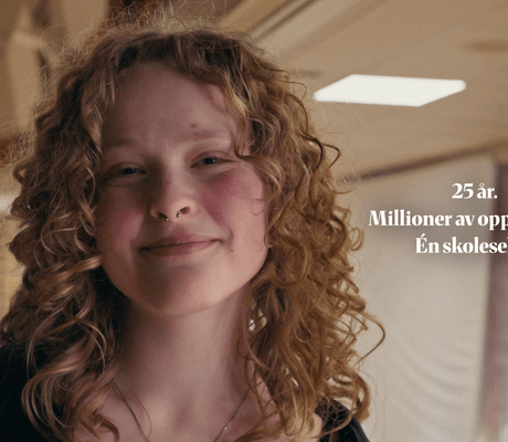 Portrettbilde av en smilende ung kvinne i et stort rom. Tekst på bildet: 25 år. Millioner av opplevelser. Én skolesekk.
