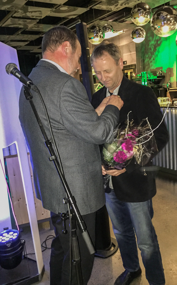 Geir Egil Skrunes mottar hedersmerke av Jan Olav Brekke.