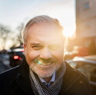 Coach Per-Egill Frostmann smiler mot kamera