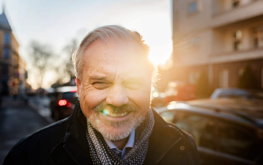 Coach Per-Egill Frostmann smiler mot kamera
