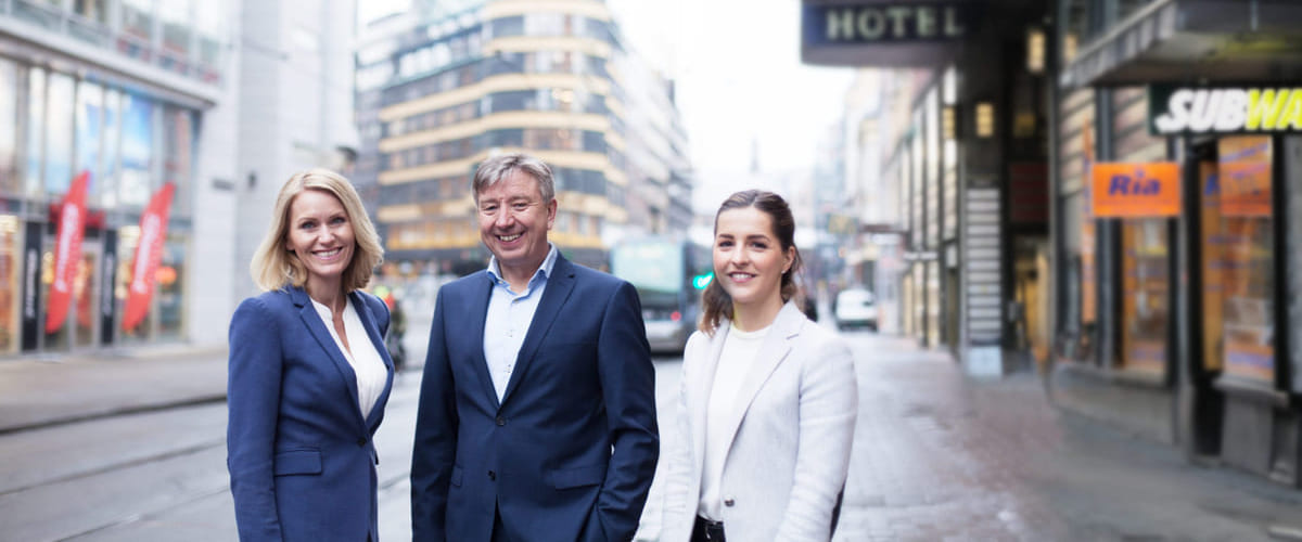 Frøydis V. Løvdal, Stein Zander og Elma Jakupovic står sammen og titter i kamera