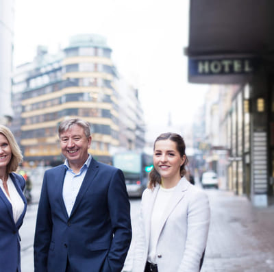 Frøydis V. Løvdal, Stein Zander og Elma Jakupovic står sammen og titter i kamera