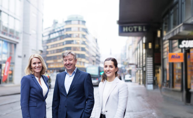 Frøydis V. Løvdal, Stein Zander og Elma Jakupovic står sammen og titter i kamera