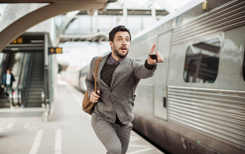 Man som løper etter toget