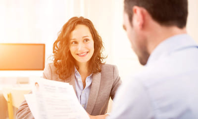 To mennesker i intervju