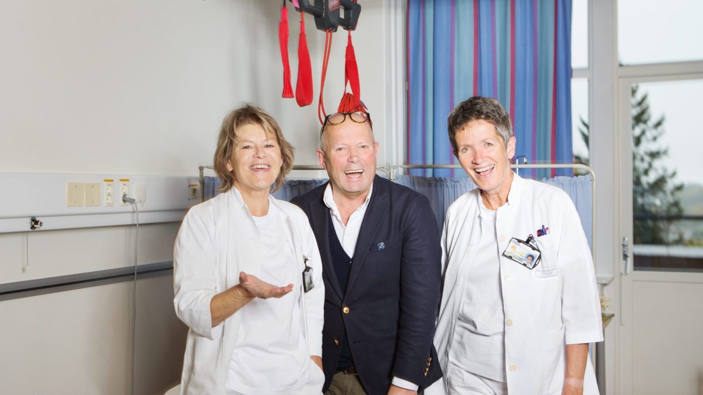 Sykehusdirektør Per Bleikelia sammen med to leger ved Martina Hansens Hospital. Inne på et sykehusrom.